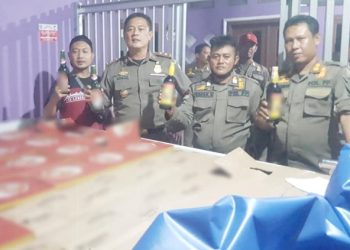 Satpol PP Indramayu Sita Ribuan Miras dari Beberapa Toko di Haurgeulis