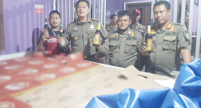 Satpol PP Indramayu Sita Ribuan Miras dari Beberapa Toko di Haurgeulis