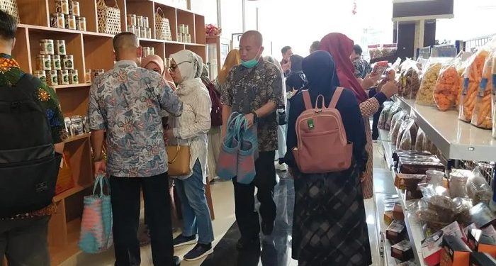 KAI Cirebon Konsisten Giatkan Penanaman Pohon di Sejumlah Stasiun