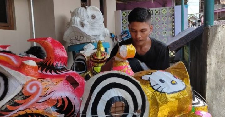Perajin Asal Klangenan Cirebon Pamerkan Cara Membuat Barongsai