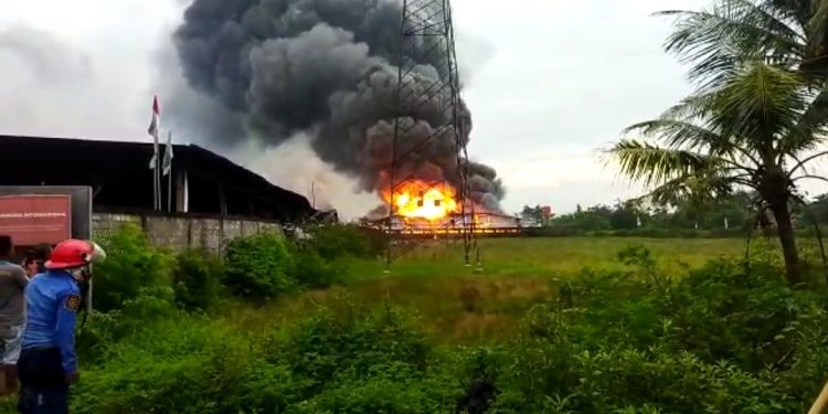 Kebakaran pabrik busa