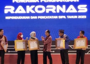 Pemkab Indramayu Terima Penghargaan Dukcapil Hebat dari Kemendagri