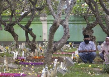 Benarkah Wanita Muslim Dilarang Ziarah Kubur? Ini Penjelasannya!