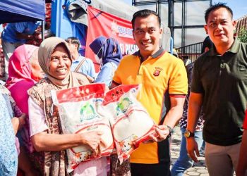 Operasi Pasar Murah, Polresta Cirebon Bagikan 1.000 Butir Telur Ayam di Dukupuntang