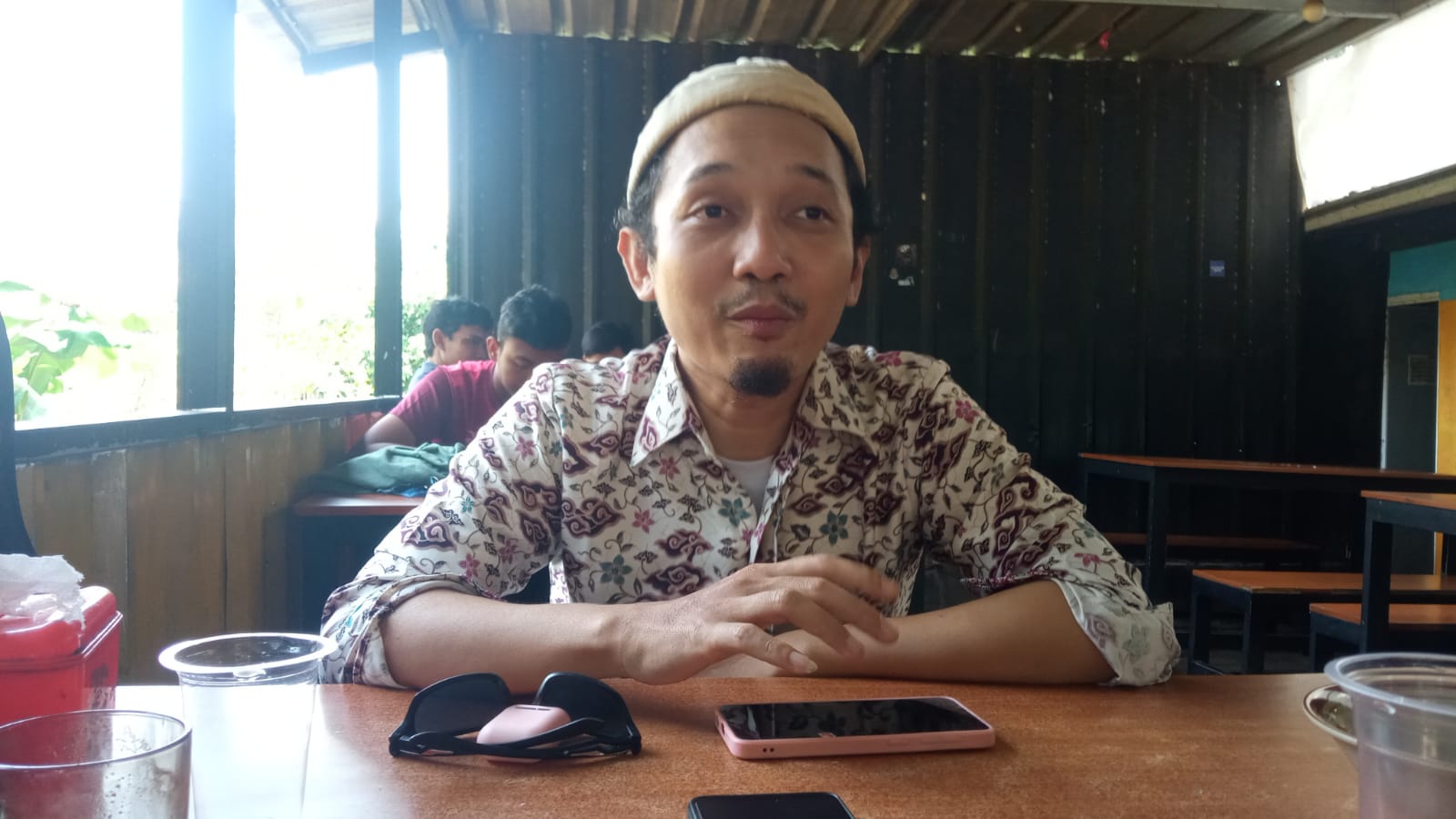 Muhammad Sabil guru Cirebon yang dipecat gegara kritik akun Ridwan Kamil