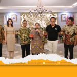 Foto bersama, Menteri Sosial Tri Rismaharini dan Wakil Menteri BUMN Kartika Wirjoatmodjo