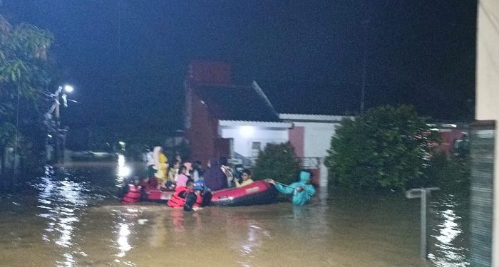 Banjir Setinggi Orang Dewasa Terjang Kawasan Perbatasan Kota Cirebon