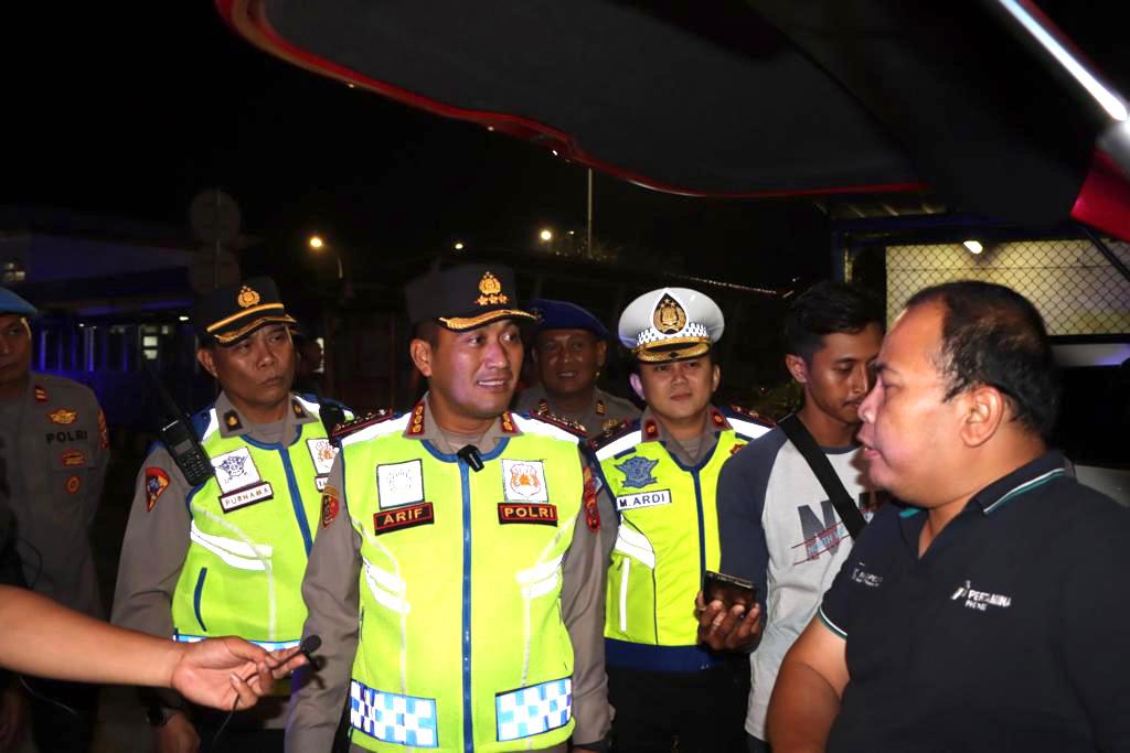 Kapolresta Cirebon Kombes Pol Arif Budiman saat memantau arus mudik di GT Palimanan