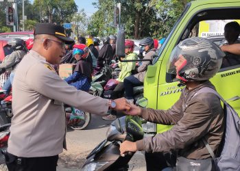 Arus Balik Lebaran Idul Fitri 2023 Kapospam Pemuda Kota Cirebon berbagi permen kepada pemudik. (Ciayumajakuning.id)