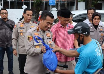 Polresta Cirebon Bagikan 79 Paket Sembako Gratis Kepada Tukang Ojek, Becak dan Juru Parkir