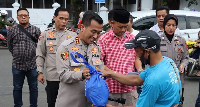 Polresta Cirebon Bagikan 79 Paket Sembako Gratis Kepada Tukang Ojek, Becak dan Juru Parkir