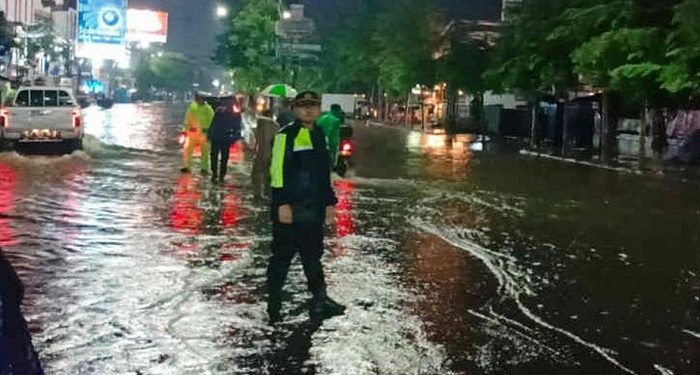 Banjir Setinggi Orang Dewasa Terjang Kawasan Perbatasan Kota Cirebon