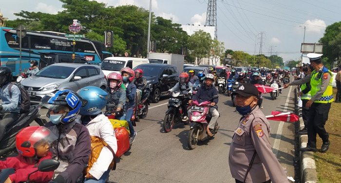 Imbas Sistem One Way Tol Palikanci, Jalur Arteri Cirebon Dipadati Kendaraan dari Dua Arah