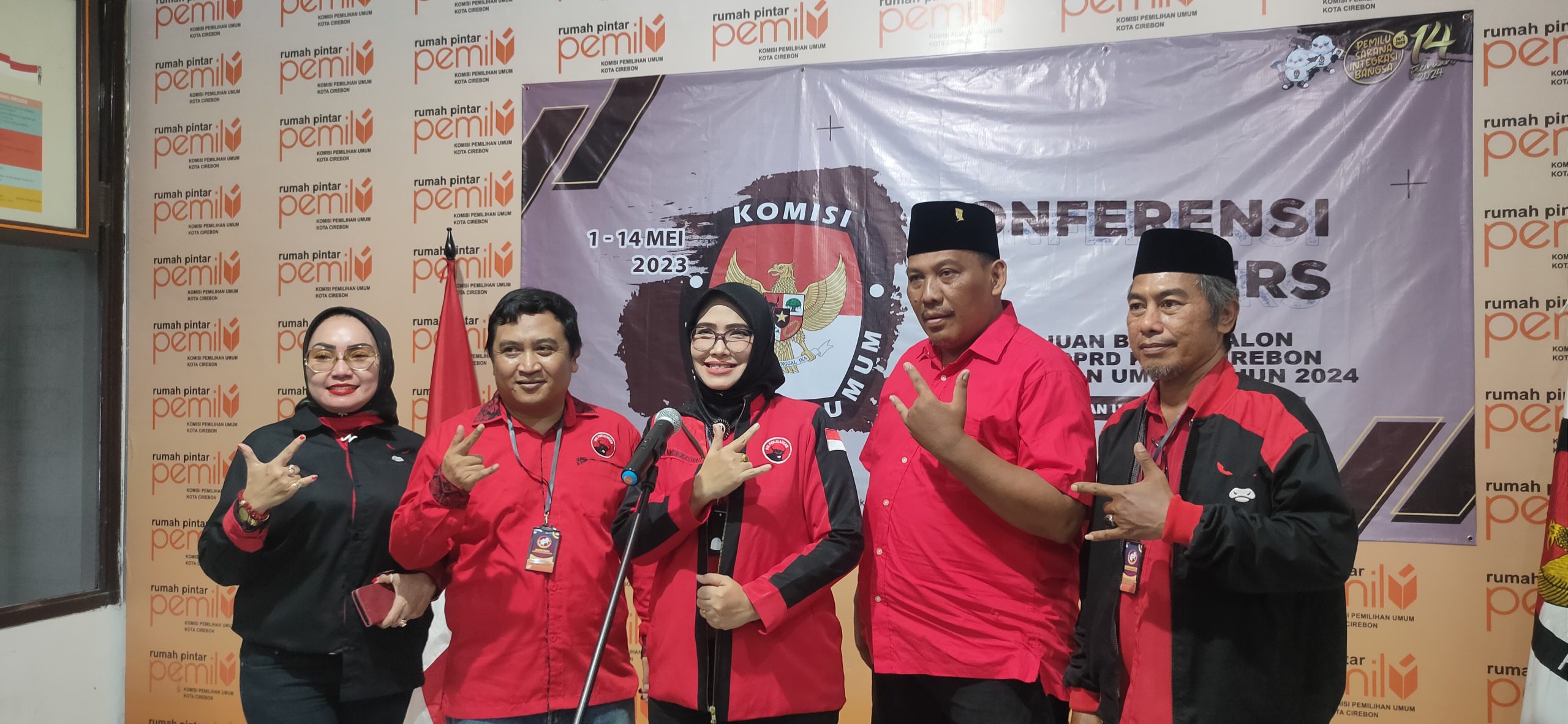 PDIP Kota Cirebon Daftarkan 35 Bacaleg ke KPU