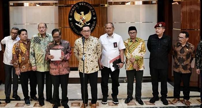 Ridwan Kamil Serahkan Hasil Laporan Investigasi Ponpes Al Zaytun ke Menko Polhukam