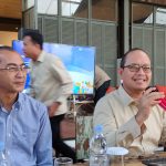 Kepala BI Cirebon Hestu Wibowo (kanan) saat memberi penjelasan soal pertumbuhan ekonomi Ciayumajakuning. (Ciayumajakuning.id)