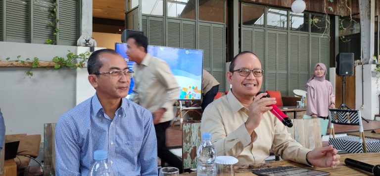 Kepala BI Cirebon Hestu Wibowo (kanan) saat memberi penjelasan soal pertumbuhan ekonomi Ciayumajakuning. (Ciayumajakuning.id)