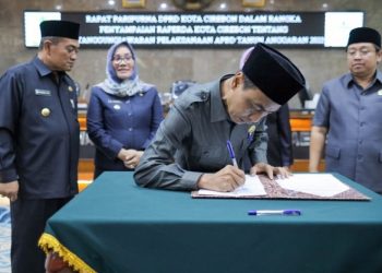 Nashrudin Azis Serahkan Laporan Keuangan APBD 2022 Ke DPRD Kota Cirebon