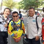 Perwakilan pegiatan komunitas trail foto bersama usai menggelar kegiatan berbagi Al-Quran di Ponpes Sumur Wuni Kota Cirebon.