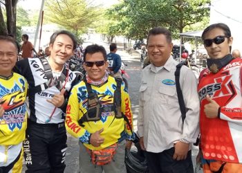 Perwakilan pegiatan komunitas trail foto bersama usai menggelar kegiatan berbagi Al-Quran di Ponpes Sumur Wuni Kota Cirebon.