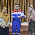 Penyerahan cinderamata perwakilan Dosen Teknik Kimia Universitas Muhammadiyah Surakarta dan Pertamina Balongan Indramayu.