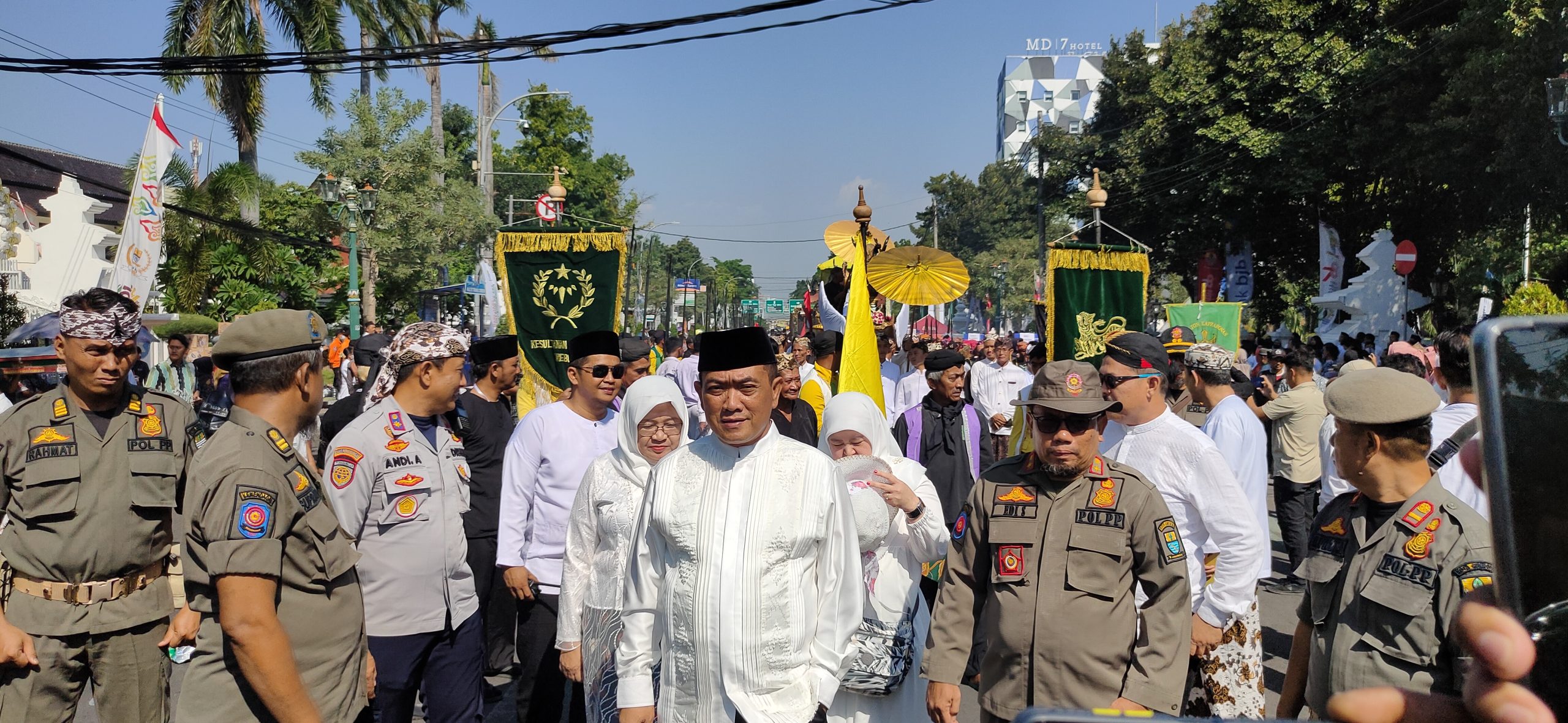 Wali Kota Cirebon Nashrudin Azis saat mengikuti Kirab Ziarah makam Sunan Gunung Jati rangkaian hari jadi ke-654 Cirebon. (Ciayumajakuning.id)