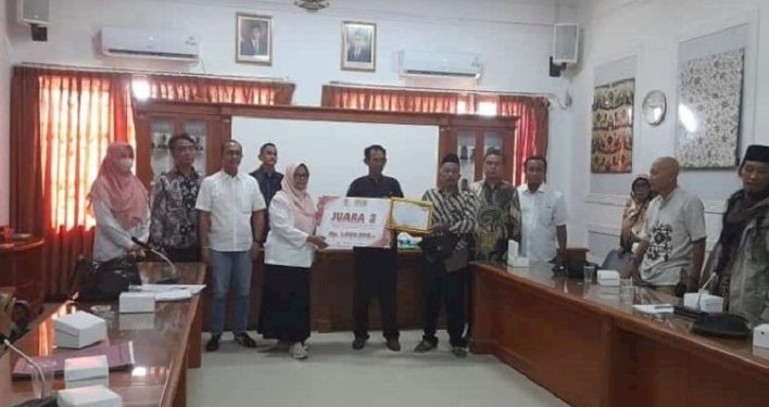 Warga RW 04 Surapandan Temui DPRD Kota Cirebon Kembalikan Piagam Penghargaan