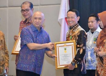 Kemenkop UKM Beri Bupati Majalengka Penghargaan Jasa Bakti Koperasi