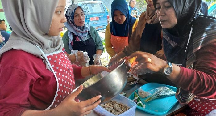 Warga Arahan dan Cantigi Indramayu Ikuti Pelatihan Cara Olah Makanan dari Ikan Lele