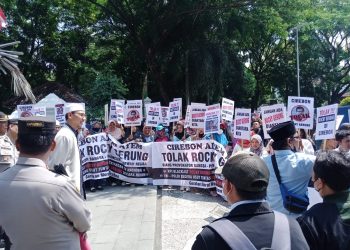 Demo Rocky Gerung di Cirebon