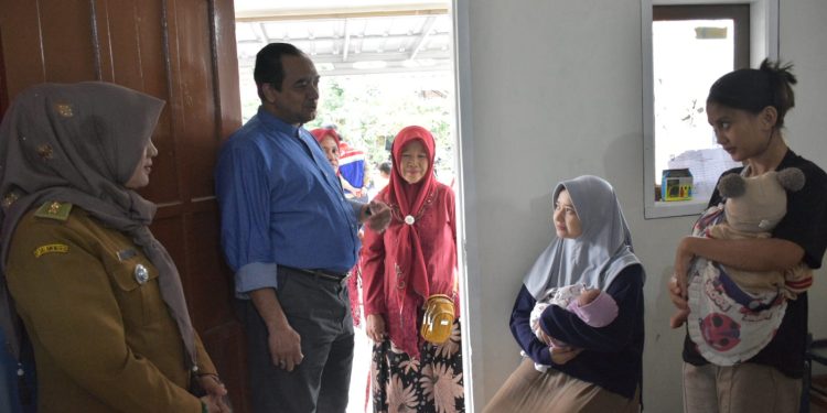 Pertamina Balongan Salurkan Bantuan penanganan Stunting di sejumlah Puskesmas Indramayu. (Istimewa)