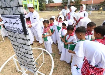 Tanamkan Keimanan, 200 Anak Usia Dini Kota Cirebon Ikuti Manasik Haji
