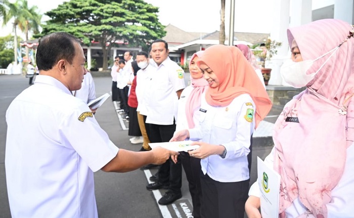 Sekda Kuningan Serahkan Hadiah Pemenang Lomba Hut Ri Ke Di Lingkup Setda Informasi Seputar