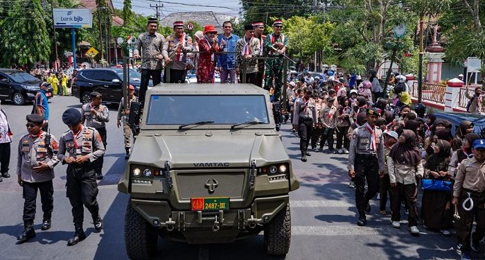 Bupati Nina dan Menkop UKM Meriahkan Kirab Kebangsaan Merah Putih di Indramayu
