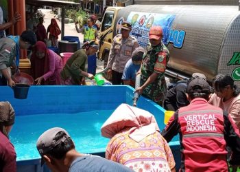 Kekeringan, VRI Indramayu Salurkan Bantuan Lima Tangki Air Bersih di Karangampel