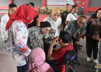 Wabup Cirebon dan Anggota DPR Salurkan Bansos Kemensos Bagi Penyandang Disabilitas