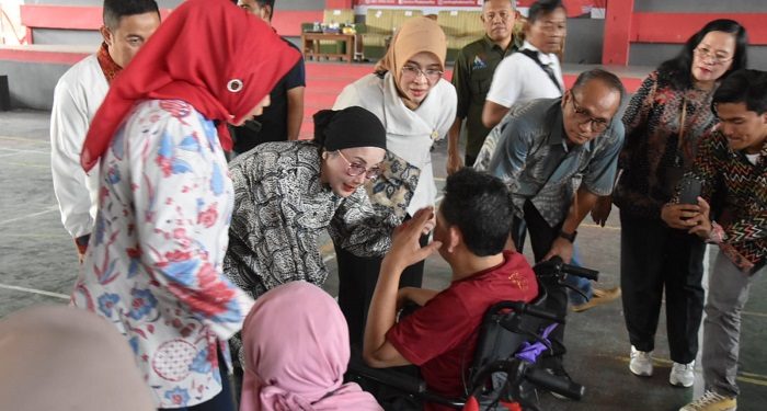 Wabup Cirebon dan Anggota DPR Salurkan Bansos Kemensos Bagi Penyandang Disabilitas