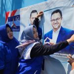 Demokrat Kota Cirebon robek poster gambar Anies Baswedan. (Istimewa)