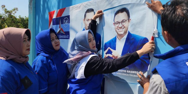 Demokrat Kota Cirebon robek poster gambar Anies Baswedan. (Istimewa)