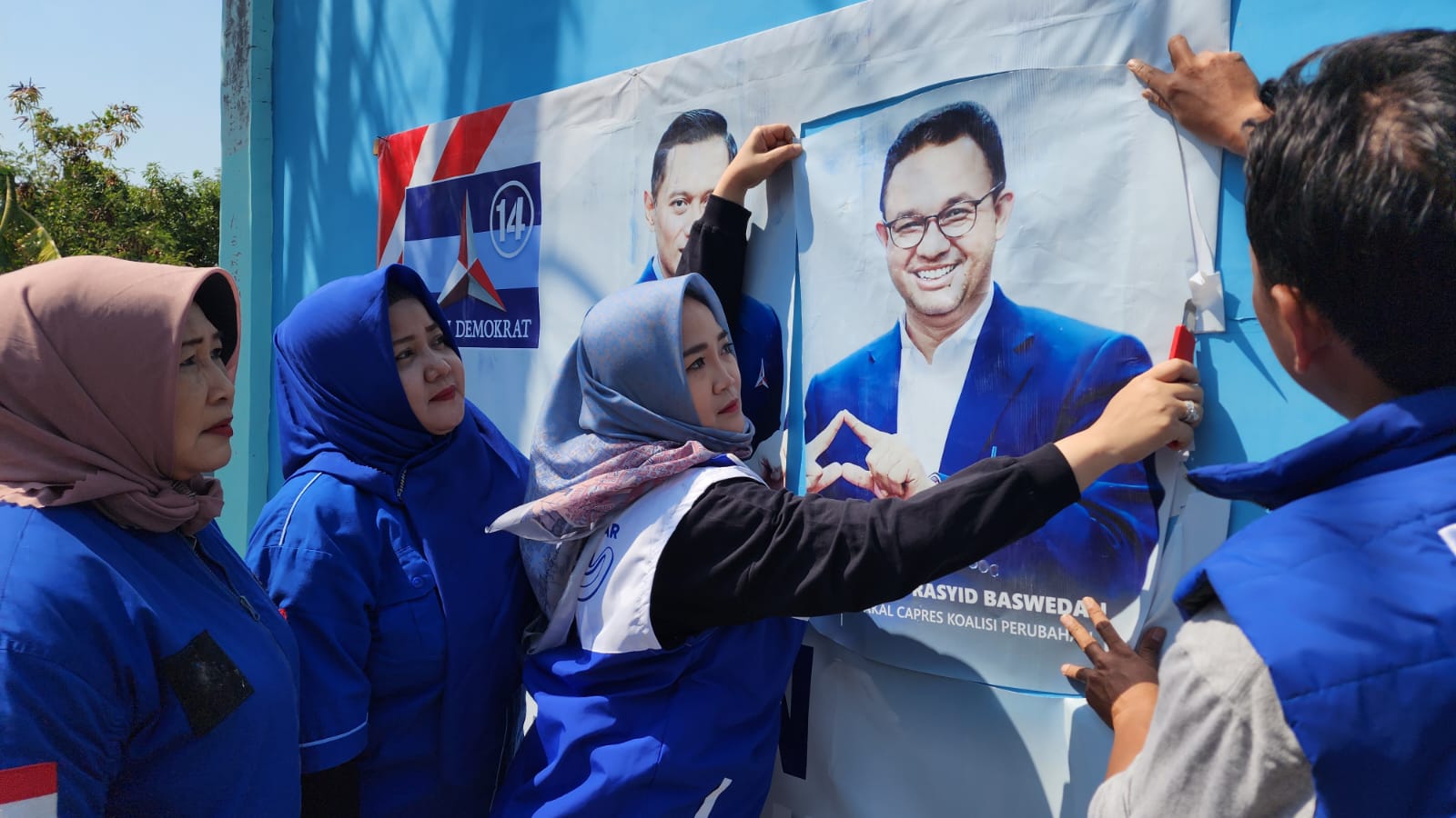 Demokrat Kota Cirebon robek poster gambar Anies Baswedan. (Istimewa)