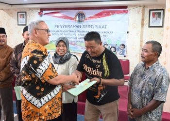 Bupati Kuningan Bagikan 470 Sertifikat Program PTSL di Garawangi dan Cidahu
