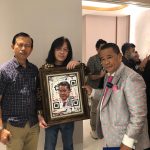 Penyerahan lukisan Qr Art dari Kawoong Innovation kepada Hotman Paris Hutapea. (Foto: IG @kawoonginnovation)