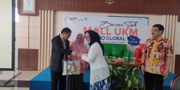 Wakil Wali Kota Cirebon Eti Herawati memberi cinderamata kepada Kadin Filiphina. (Ciayumajakuning.id)