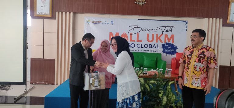 Wakil Wali Kota Cirebon Eti Herawati memberi cinderamata kepada Kadin Filiphina. (Ciayumajakuning.id)