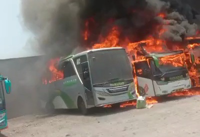 Bus Sahabat terbakar