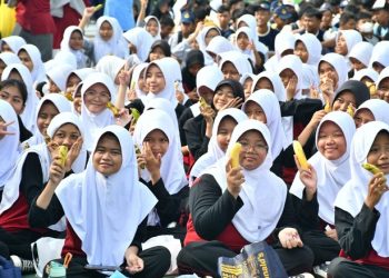 22 Ribu Siswa SMP di Majalengka Serentak Makan Pisang Pecahkan Rekor MURI