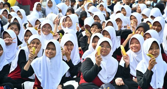 22 Ribu Siswa SMP di Majalengka Serentak Makan Pisang Pecahkan Rekor MURI