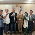 Foto bersama Caruban Nagari Institut usai bertemu Plt Wali Kota Cirebon Eti Herawati. (Ist)