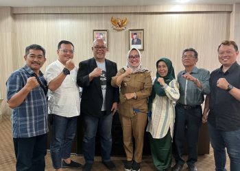 Foto bersama Caruban Nagari Institut usai bertemu Plt Wali Kota Cirebon Eti Herawati. (Ist)