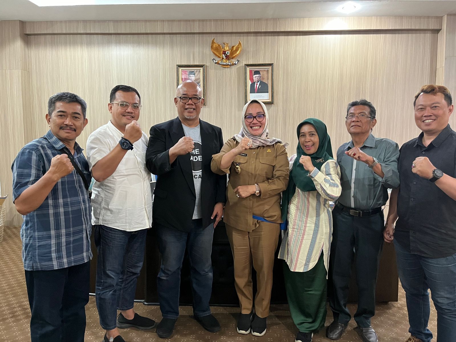 Foto bersama Caruban Nagari Institut usai bertemu Plt Wali Kota Cirebon Eti Herawati. (Ist)